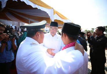 Menteri Eko mengikuti Upacara Peringatan Hari Jadi Kabupaten Mukomuko ke-16 di halaman Kantor Bupati Mukomuko