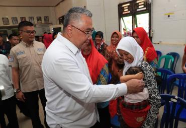 Menteri Eko menyempatkan diri untuk menyapa anak-anak balita dan ibu-ibu