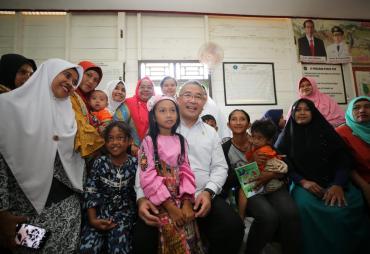 Menteri Eko menyempatkan diri untuk menyapa anak-anak balita dan ibu-ibu