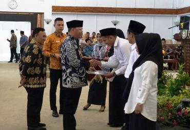 Gubernur Bengkulu Rohidin Mersyah serahkan Surat Keputusan (SK) Pengangkatan Calon Pegawai Negeri Sipil (CPNS) Lingkungan Pemprov Bengkulu Formasi Tahun 2018