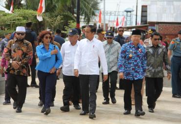 Presiden Joko Widodo meninjau penataan kawasan pemukiman nelayan tepi air kampung Sumber Jaya Kota Bengkulu