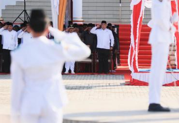 Menteri Eko mengikuti Upacara Peringatan Hari Jadi Kabupaten Mukomuko ke-16 di halaman Kantor Bupati Mukomuko