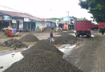 Jalan berlubang di Simpang Kandis ditimbu koral