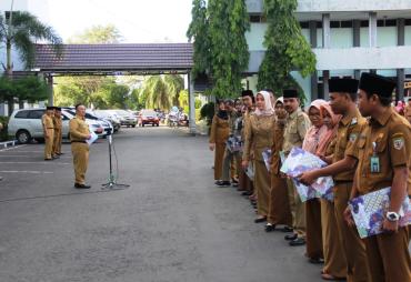 Sekda Provinsi Bengkulu serahkan Petikan Keputusan Gubernur Bengkulu tentang kenaikan pangkat PNS Pemerintah Provinsi Bengkulu