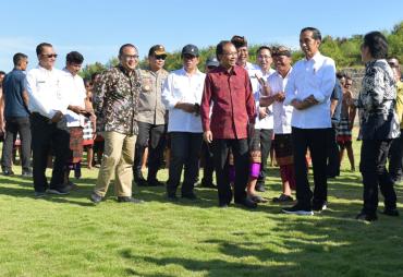 Presiden RI, Joko Widodo meninjau pengembangan lapangan sepak bola di Desa Kutuh, Kecamatan Kuta Selatan, Kabupaten Badung, Bali