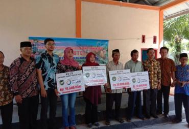 Pemkab BS Serahkan Klaim Asuransi Ternak Sapi