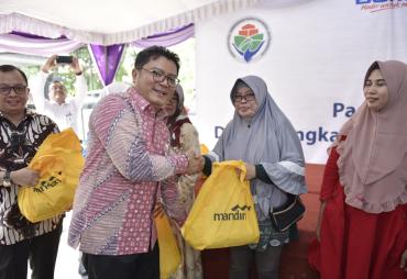 Pasar murah dan pembagian sembako oleh Kemendes PDTT