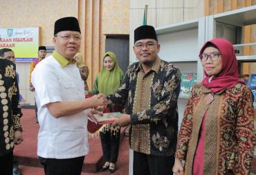 Penyerahan rak buku dan buku non mapel.
