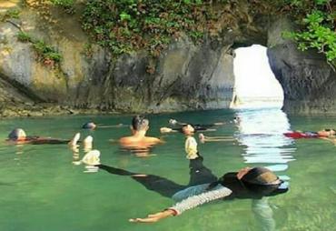 Batu Lubang Pantai Koomang Pulau Enggano. foto : Tripzilla Indonesia