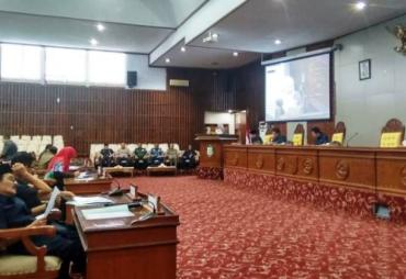 Paripurna Penyampaian Nota Penjelasan Gubernur Terhadap…