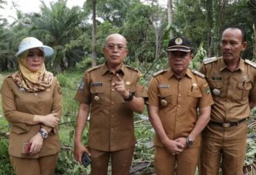Bupati  Gusnan Mulyadi, Minta Kesadaran Warga Membuka…