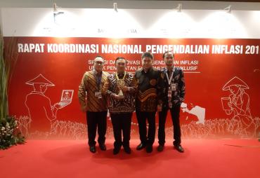 Sekretaris Daerah Provinsi Bengkulu Novian Andusti (Memegang Piala) saat menerima penghargaan,