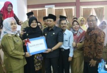 Wawali Dedy Wahyudi berikan hadiah 