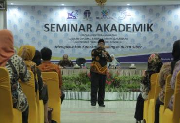 Kepala Dinas Komunikasi, Informatika dan Statistik Provinsi Bengkulu , Jaduliwan, SE, MM saat menyampaikan materi seminar