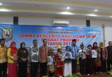 Kepala Dinas Perpustakaan Daerah Dan Kearsipan Provinsi Bengkulu Atisar Sulaiman dan Pemenang Lomba Baca