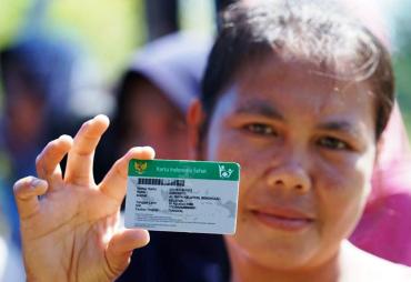 Warga menunjukan Kartu Jamkesda yang di bagikan Pemkab Bengkulu Selatan di Desa Selali Kecamatan Pino Raya. Foto: Gusnan Gundul