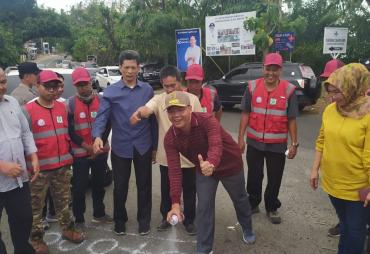 Gubernur Bengkulu Rohidin Mersyah meresmikan pembangunan jalan lintas Kaur hingga ke Sumatera Selatan 