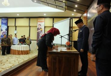 Gubernur Bengkulu Rohidin Mersyah melantik Direktur Kepatuhan Bank Bengkulu yang baru yaitu, Hj. Yanti Kurniati, SE. MM
