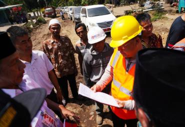Gubernur Bengkulu Rohidin Mersyah melakukan peletakan batu pertama titik nol pembangunan jalan