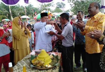 Bupati Mukomuko suapi Kades Maju Makmur saat perayaan HUT desa ke 10