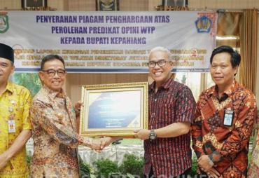 Bupati Kepahiang Dr. Ir. Hidayattullah Sjahid,MM,IPUsaat Menerima penghargaan dari Kemenkeu