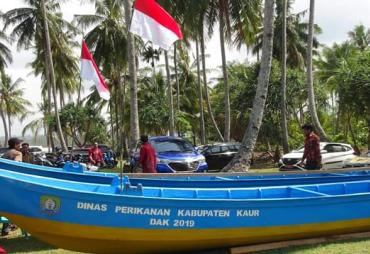 Bupati Kaur Serahkan Bantuan Peralatan Nelayan 