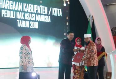 Tampak walikota Bengkulu Helmi Hasan Saat Terima penghargaan