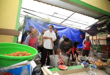 Wakil Menteri Budi Arie usai menyerahkan bantuan di Jakarta