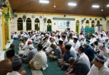 Salat subuh berjamaah di masjid Umar bin Khattab