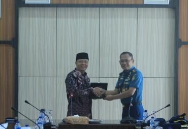 Gubeenur saat rapat bersama Puspenerbal TNI AL