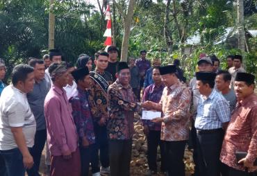 Dialog Pembangunan di Desa Sumber Agung, Gubernur Serahkan…