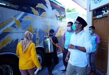 Wagub Bengkulu saat meninjau titik penyemprotan disinfektan