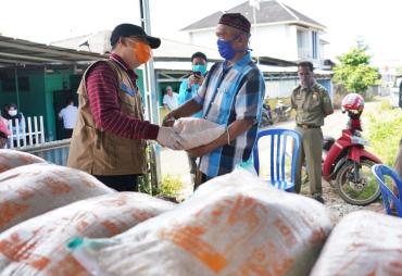 Serahkan Bantuan Langsung, Gubernur Rohidin Pastikan…