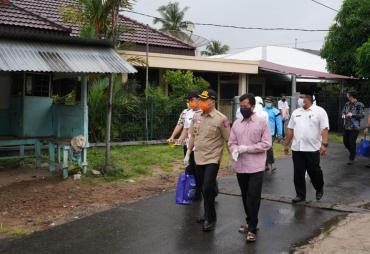 Gubernur Rohidin mengunjungi pasien positif covid-19