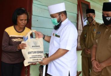 Walikota Helmi Hasan Bagikan Sembako ke 70 KK di RT 8 Kelurahan Jalan Gedang