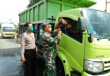 Danramil 421/07 mengingatkan pengguna jalan memakai masker