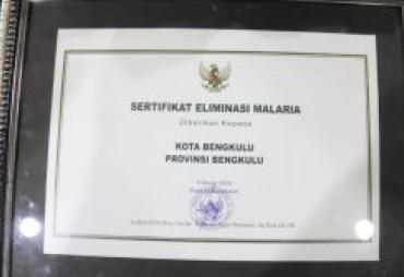 Walikota Bengkulu Terima Sertifikat dari Menteri Kesehatan