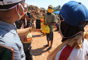 Gubernur Rohidin Sapa Pemulung dan Penyapu Jalan via Video…