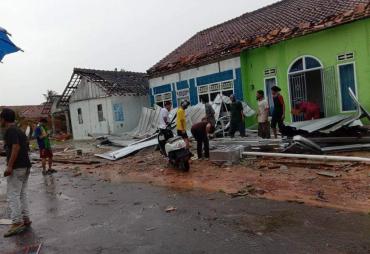 Ratusan rumah dihantam puting beliung di Mesuji