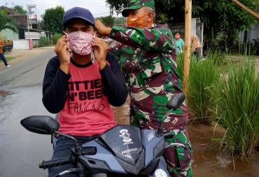 Danramil 421/07 mengingatkan pengguna jalan memakai masker