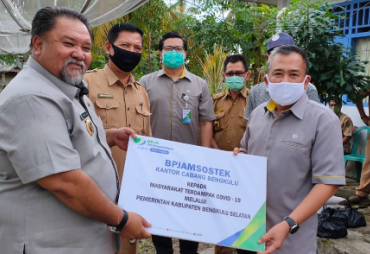 Wabup BS Serahkan Paket Sembako ke Pekerja Formal dan…
