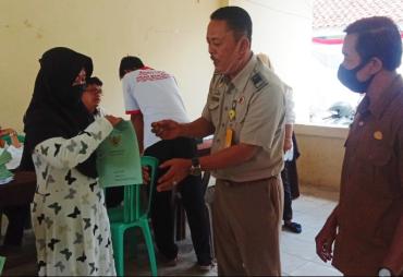 Suryadi staf BPN Lamsel didampingi Kades Suak, Juli Wahyudin secara simbolis menyerahkan Sertifikat kepada ibu Sur