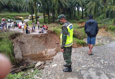Kondisi jembatan jebol di jalan lintas barat Bengkulu Utara - Mukomuko. (foto_BT)
