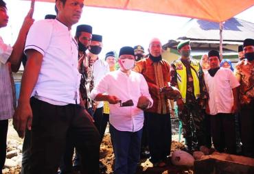 Peletakkan batu pertama pembangunan masjid di Deja Tanjung Karet Kecamatan Air Besi Bengkulu Utara