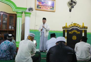 Gubernur Rohidin usai Shalat Subuh Berjamaah dan menyampaikan tausiyah di Masjid Al-Muhajirin, Desa Gajah Mati, Kecamatan Air Rumbai, Kabupaten Mukomuko