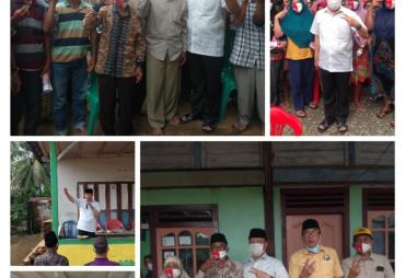 Rohidin bersama masyarakat Padang Guci Hulu