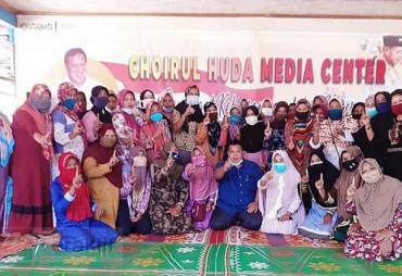 Emak-emak di Mukomuko kunjungi Choirul Huda untuk memberikan dukungan
