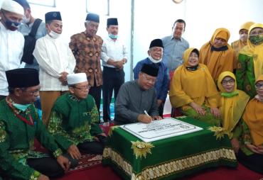 Rohidin Mersyah meresmikan Masjid Siti Walidah di Rejabg Lebong, yaitu masjid pertama di Indonesia milik Aisyiyah