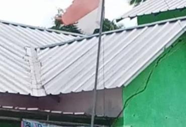 Balai Pekon Kusa Kecamatan Kota Agung Pusat Kibarkan Sangsaka Merah Putih Sobek