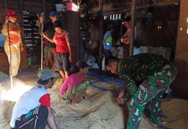 Anggota Satgas TMMD Kodim 1201 Bantu Pisahkan Ampas Ranting…